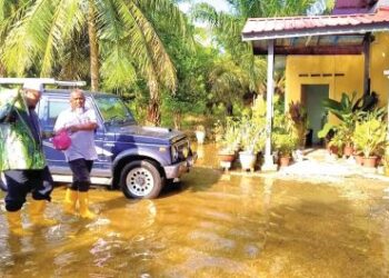 Zafarulazhan Zan turun padang meninjau kawasan banjir di Kampung Gajah.