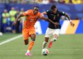Yan Diomande (kiri) diasak pemain Ecuador, Piero Hincapie ketika kedua-dua pasukan bertemu dalam kempen Piala Dunia 2026, semalam. - AFP