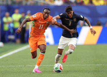 Yan Diomande (kiri) diasak pemain Ecuador, Piero Hincapie ketika kedua-dua pasukan bertemu dalam kempen Piala Dunia 2026, semalam. - AFP