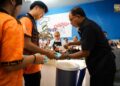 ZAMBRY Abdul Kadir melayan mahasiswa ketika melancarkan Dapur Siswa Madani di Unimas, Sarawak.