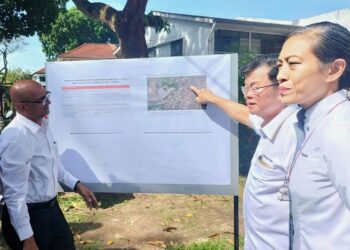 CHOW Kon Yeow (dua kanan) ketika sesi 'walkabout' di kawasan Dewan Undangan Negeri (DUN) Air Putih, Pulau Pinang hari ini.-UTUSAN/SAFINA RAMLI