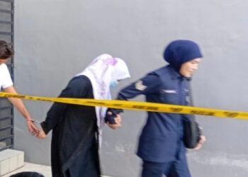 SUSPEK direman tiga hari bagi membantu siasatan kematian bayi perempuan berusia 11 bulan di bawah jagaannya di Mahkamah Sungai Petani, di sini hari ini.