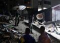 ANGGOTA tentera memeriksa kerosakan akibat gempa bumi di Caracas. - AFP
