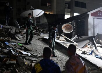 ANGGOTA tentera memeriksa kerosakan akibat gempa bumi di Caracas. - AFP