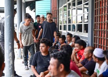 SEBAHAGIAN individu yang ditahan anggota penguatkuasa Agensi Anti Dadah Kebangsaan (AADK) Terengganu dalam Operasi Perdana AADK di sekitar Dungun, Terengganu. - UTUSAN/PUQTRA HAIRRY