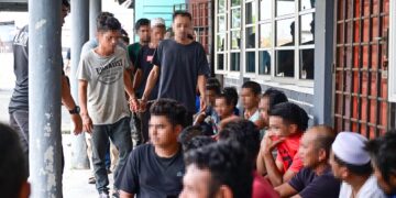 SEBAHAGIAN individu yang ditahan anggota penguatkuasa Agensi Anti Dadah Kebangsaan (AADK) Terengganu dalam Operasi Perdana AADK di sekitar Dungun, Terengganu. - UTUSAN/PUQTRA HAIRRY