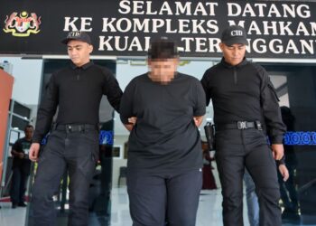 SUSPEK ketika dibawa KE Mahkamah Majistret Kuala Terengganu. - UTUSAN/PUQTRA HAIRRY