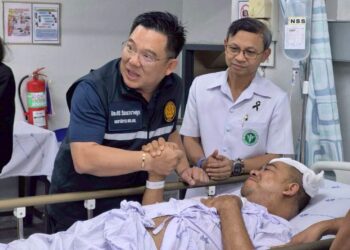 ABDULLAH Syarapi Abd. Rahman (kanan) semasa menerima kunjungan dari wakil kerajaan Thailand semasa menerima rawatan di negara itu.