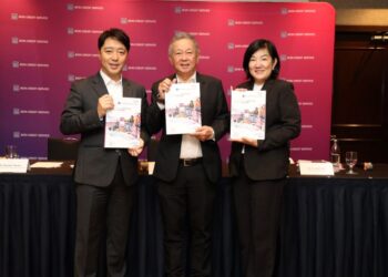 NG Eng Kiat (tengah), Daisuke Maeda (kiri) dan Ketua Pegawai Kewangan Kumpulan, Lee Siew Tee selepas Mesyuarat Agung Tahunan (AGM) Ke-29 AEON Credit Service (M) Berhad di Kuala Lumpur, semalam.