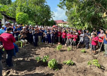 JENAZAH lima daripada enam sekeluarga yang maut nahas selamat dikebumikan di Tanah Perkuburan Islam Masjid Al Abidi di Merbok, Sungai Petani.