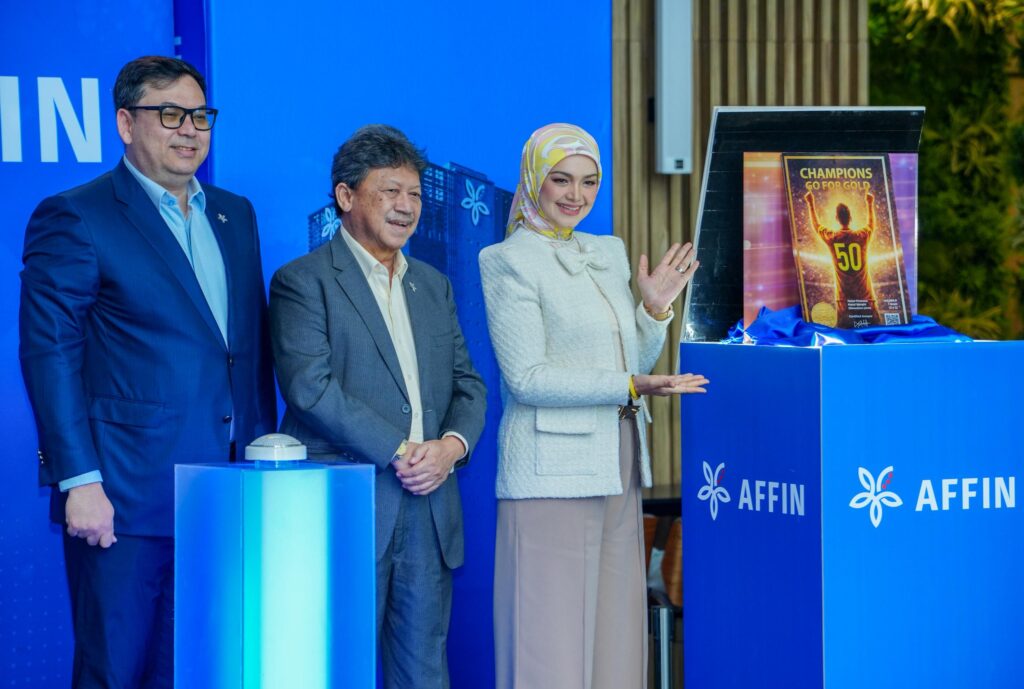 Wan Razly Affin perkenal syiling emas edisi khas bola sepak - Utusan Malaysia