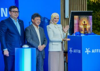 WAN Razly Abdullah Wan Ali (kiri) bersama Pemangku Pengerusi Affin Bank Berhad, Datuk Abdul Aziz Abu Bakar (tengah) dan Siti Nurhaliza ketika pelancaran syiling emas siri bola sepak khas Affin di Menara Affin TRX.- UTUSAN/SADDAM YUSOFF