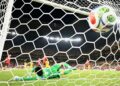 PENJAGA gol Korea Selatan, Kim Seung-gyu gagal menahan pintu gawangnya daripada dibolosi selepas tewas 1-0 kepada Afrika Selatan dalam aksi terakhir Kumpulan A Piala Dunia 2026, semalam. - AFP