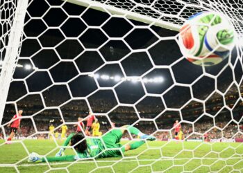 PENJAGA gol Korea Selatan, Kim Seung-gyu gagal menahan pintu gawangnya daripada dibolosi selepas tewas 1-0 kepada Afrika Selatan dalam aksi terakhir Kumpulan A Piala Dunia 2026, semalam. - AFP