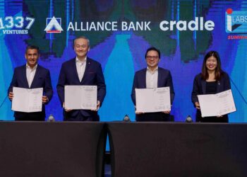 KETUA Pegawai Eksekutif Kumpulan Alliance Bank Malaysia Bhd, Kelle Kam (dua dari kiri), menandatangani perjanjian kerjasama dengan Ketua Pegawai Eksekutif 1337 Ventures, Bikesh Lakhmichand (paling kiri), Ketua Pegawai Eksekuif Kumpulan Cradle Fund, Norman Vanhaecke (dua dari kanan), dan Ketua Pegawai Operasi Sunway iLabs, Karen Lau (paling kanan), pada Majlis Pelancaran BizSmart Challenge Accelerator Edition 2026, di W Hotel Kuala Lumpur hari ini. - UTUSAN/SHIDDIEQIIN ZON