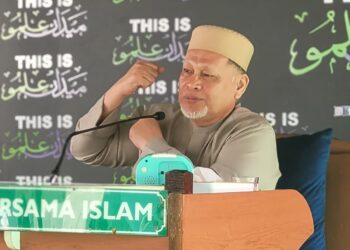 MOHD. Amar Nik Abdullah ketika menyampaikan Kuliah Pagi Jumaat di Medan Ilmu, Kota Bharu, Kelantan. - UTUSAN/MUSTAQIM MOHAMED