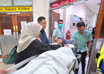 NURIN Darwisyah Mohd Faizal bersama ibunya, Jaslinda Saludin yang tiba di Hospital Tapah. - UTUSAN/AIN SAFRE BIDIN