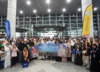SEBAHAGIAN jemaah haji Andalusia disambut ahli keluarga ketika tiba di Balai Ketibaan KLIA di KLIA Terminal 1, Sepang. - UTUSAN/FAISOL MUSTAFA