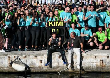 PELUMBA Mercedes dari Itali, Kimi Antonelli (kiri) meraikan kemenangan bersama bapanya yang juga bekas pelumba, Marco Antonelli selepas muncul juara Grand Prix Monaco di Litar Jalan Raya Monaco, semalam. - AFP