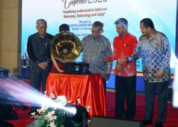 AARON Ago Dagang (tengah) melihat gramofon klasik yang dipamerkan semasa pelancaran Persidangan Persatuan Arkib Audiovisual Asia Tenggara-Pasifik Ke-30 di Ipoh, Perak.