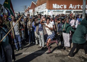 PESERTA tunjuk perasaan menari di Johannesburg semalam. - AFP