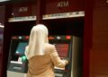 PELANGGAN perbankan tidak lagi dikenakan caj pengeluaran antara bank RM1 di mesin juruwang automatik (ATM) atau mesin kitar semula pintar (SRM) bermula 1 Julai ini. - UTUSAN/ISKANDAR ISHAK