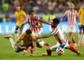 PEMAIN Australia, Ajdin Hrustic dihalang oleh dua pemain Paraguay, Omar Alderete dan Matias Galarza pada aksi Kumpulan D di Stadium San Francisco Bay Area, hari ini.-AFP