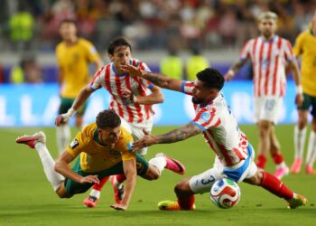 PEMAIN Australia, Ajdin Hrustic dihalang oleh dua pemain Paraguay, Omar Alderete dan Matias Galarza pada aksi Kumpulan D di Stadium San Francisco Bay Area, hari ini.-AFP