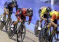 Azizulhasni Awang (dua kiri) beraksi dalam acara Keirin Elit Lelaki pada Kejohanan Trek Kebangsaan di  Velodrom Nasional Nilai, kelmarin.. - UTUSAN/FARIZ RUSADIO