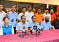 MUHAMMAD Izuan Ahmad Kasim (duduk, dua dari kiri) dalam sidang akhbar di salah sebuah hotel di Kangar, Perlis malam tadi.-UTUSAN/ASYRAF MUHAMMAD