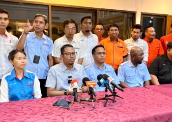 MUHAMMAD Izuan Ahmad Kasim (duduk, dua dari kiri) dalam sidang akhbar di salah sebuah hotel di Kangar, Perlis malam tadi.-UTUSAN/ASYRAF MUHAMMAD