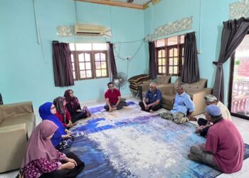 KAMARUL Azman Khamis pada mesyuarat ahli jawatankuasa (AJK) JPKKP Kampung Bukit Kura dan kampung sekitar yang lain.-UTUSAN