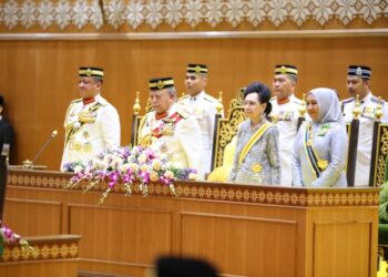 TUANKU Syed Sirajuddin Jamalullail pada 
majlis perasmian penggal persidangan keempat DUN Perlis ke-15 di Kompleks Seri Putra, di Kangar, Perlis hari ini.-UTUSAN/ADIB AKHYAR