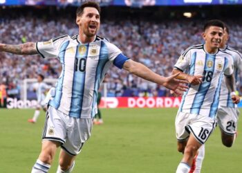 Kapten Argentina, Lionel Messi meraikan jaringan gol dilakukannya dalam aksi Kumpulan J Piala Dunia 2026 menentang Algeria di Stadium Kansas City, Missouri. semalam. - AFP