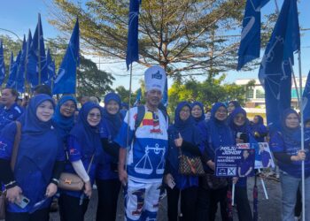 ALIAS SAMAT menjadi tumpuan penyokong BN apabila mengenakan pakaian dan topi tukang masak yang dijahit dengan bendera BN.