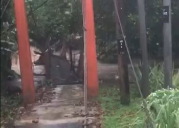 KEADAAN jambatan yang runtuh  susulan hujan lebat berterusan di Gopeng semalam. - GAMBAR IHSAN JBPM