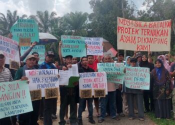 PENDUDUK membantah pembinaan ladang  ternakan ayam di Kampung  Batu 6, Bukit Bertam, Selama hari ini. - UTUSAN/WAT KAMAL ABAS