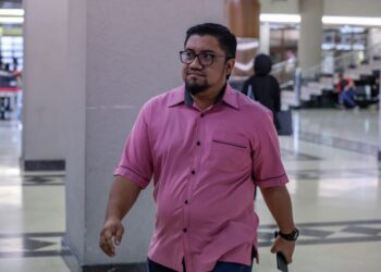 BADRUL Hisham Shaharin atau dikenal sebagai Chegubard hadir ke mahkamah bagi rayuan pendakwaan terhadap keputusan melepaskannya daripada pertuduhan ketika di Kompleks Mahkamah Kuala Lumpur hari ini.-UTUSAN/AMIR KHALID