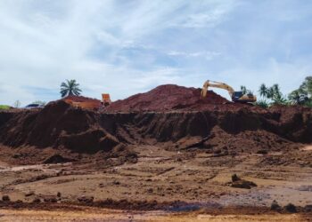 KEADAAN tapak dipercayai lombong bauksit haram di Felda Bukit Goh, Kuantan, Pahang yang diserbu pihak berkuasa.