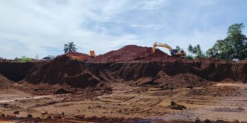 KEADAAN tapak dipercayai lombong bauksit haram di Felda Bukit Goh, Kuantan, Pahang yang diserbu pihak berkuasa.