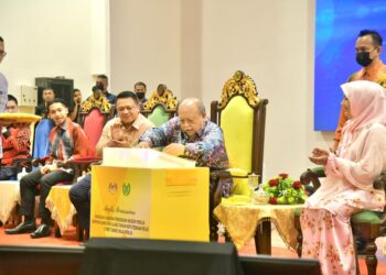 TUANKU Syed Sirajuddin Jamalullail berkenan menyempurnakan gimik perasmian bangunan JPN Perlis baharu di Jalan Padang Behor-Guar Syed Alwi, Kangar, Perlis, hari ini. -UTUSAN/IZLIZAN OTHMAN