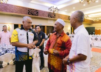 MD. Amin Md. Taff (kiri) menyantuni bapa kepada salah seorang pelajar yang maut dalam kemalangan bas di Gerik meragut nyawa 15 pelajar semasa Majlis Tautan Kasih dan Ukhwah UPSI Bersama Waris Insiden Gerik 2025 di Tok Bali, Pasir Puteh, Kelantan. - UTUSAN/KAMARUL BISMI KAMARUZAMAN