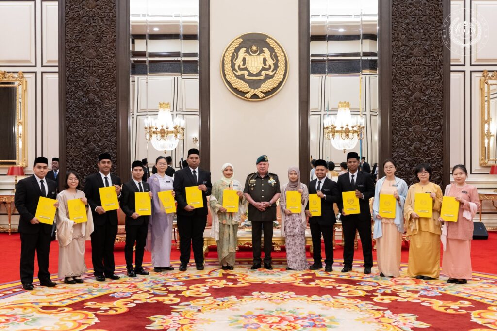 14 outstanding recipients receive King's Scholarship
