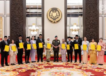 YANG di-Pertuan Agong, Sultan Ibrahim berkenan mengurniakan Biasiswa Yang di-Pertuan Agong 2026 kepada tujuh penerima di peringkat Doktor Falsafah (PhD) dan tujuh penerima di peringkat Sarjana (Penyelidikan) di Istana Negara, hari ini. - sumber FB Sultan Ibrahim