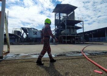 ANGGOTA bomba membuat pemadaman sepenuhnya sebuah kilang pengurusan sisa industri yang terbakar di Gebeng, Kuantan, Pahang.