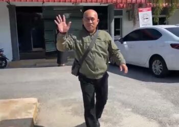 MOHAMMAD Shuhaili Shuib keluar dari Mahkamah Majistret Bachok, Kelantan selepas membayar ikat jamin yang ditetapkan.