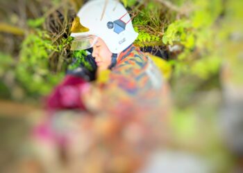 ANGGOTA bomba membawa jenazah mangsa di Kampung Panggong Jaya, Gua Musang, Kelantan.