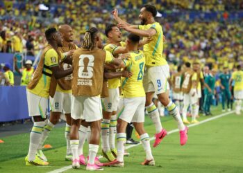 PEMAIN Brazil meraikan kejayaan mereka memperoleh gol ketiga hasil jaringan Matheus Cunha ketika menentang Scotland di Stadium Miami, semalam. - AFP