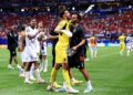 Penjaga gol Cape Verde, Vozinha (tengah) diraikan rakan sepasukan selepas membantu negaranya mengikat juara Eropah, Sepanyol 0-0 dalam aksi pembukaan Kumpulan H Piala Dunia 2026 di Stadium Atlanta, Georgia, hari ini. - AFP