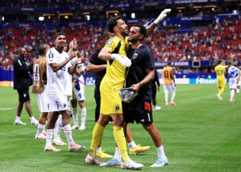 Penjaga gol Cape Verde, Vozinha (tengah) diraikan rakan sepasukan selepas membantu negaranya mengikat juara Eropah, Sepanyol 0-0 dalam aksi pembukaan Kumpulan H Piala Dunia 2026 di Stadium Atlanta, Georgia, hari ini. - AFP